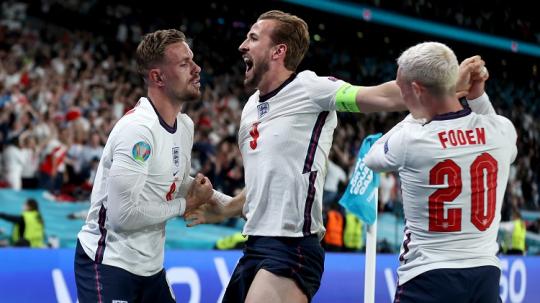 Harry Kane dan skuad Inggris merayakan gol ke gawang Denmark dalam laga semifinal Euro 2020, Kamis (08/07/21) dini hari WIB.