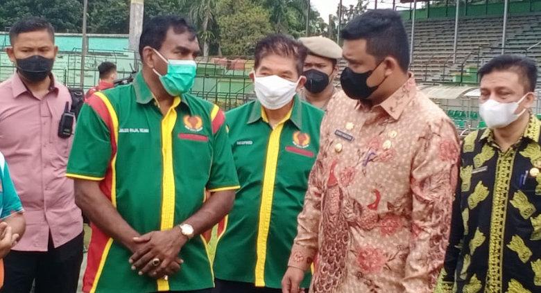 Wali Kota Medan, Bobby Nasution (dua kanan), saat meninjau lapangan Stadion Teladan, Medan, Kamis (08/07/21) siang.