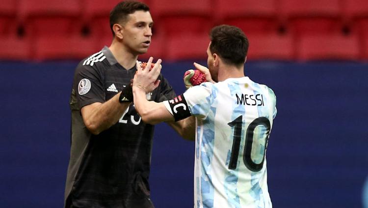 Pemain Timnas Argentina, Emiliano Martinez dan Lionel Messi saat raih Copa America 2021. - INDOSPORT