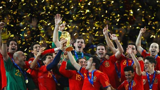 Pemain Spanyol bersuka cita dalam seremoni juara Piala Dunia usai mengalahkan Belanda di final, 11 Juli 2010.