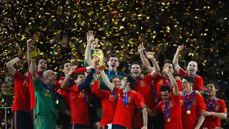 Pemain Spanyol bersuka cita dalam seremoni juara Piala Dunia usai mengalahkan Belanda di final, 11 Juli 2010.