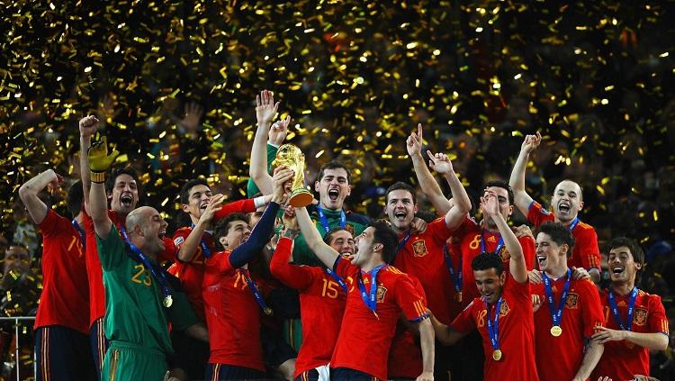 Pemain Spanyol bersuka cita dalam seremoni juara Piala Dunia usai mengalahkan Belanda di final, 11 Juli 2010. - INDOSPORT
