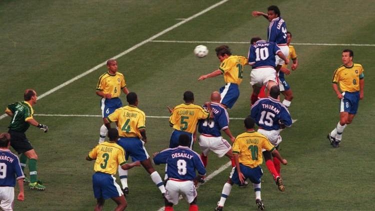 Legenda Prancis, Zinedine Zidane, mencetak gol ke gawang Brasil dalam pertandingan final Piala Dunia, 12 Juli 1998. - INDOSPORT