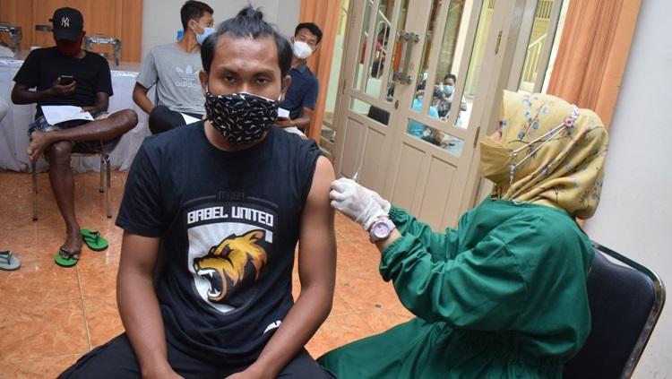 Mantan gelandang timnas Indonesia U-19, Ichsan Kurniawan, saat menerima vaksinasi Covid-19. - INDOSPORT