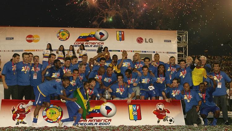 Segenap pemain dan ofisial Brasil bersuka cita saat menjuarai Copa America usai mengalahkan Argentina di final, 15 Juli 2007. - INDOSPORT
