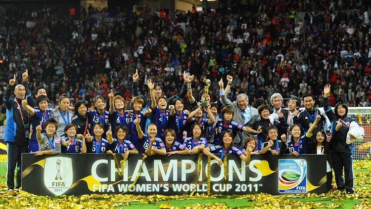 Ekspresi bahagia segenap pemain Jepang saat menjuarai Piala Dunia Wanita usai mengalahkan Amerika Serikat di final, 17 Juli 2011. - INDOSPORT