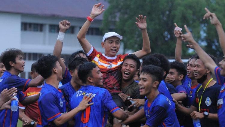 Pemain dan Pelatih Askot PSSI Makassar merayakan kelolosannya ke Porprov Sulsel 2022. - INDOSPORT
