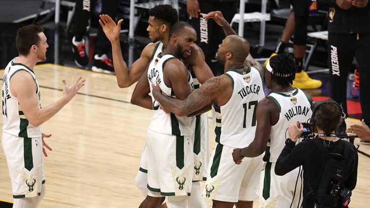 Diwarnai 50 poin Giannis Antetokounmpo, Milwaukee Bucks mengunci gelar NBA pertama sejak 1971 usai bekuk Phoenix Suns di game 6 final NBA, Rabu (21/07/2021).