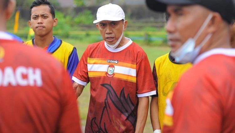 Pelatih Tim Askot PSSI Makassar, Sofyan Haeruddin. - INDOSPORT