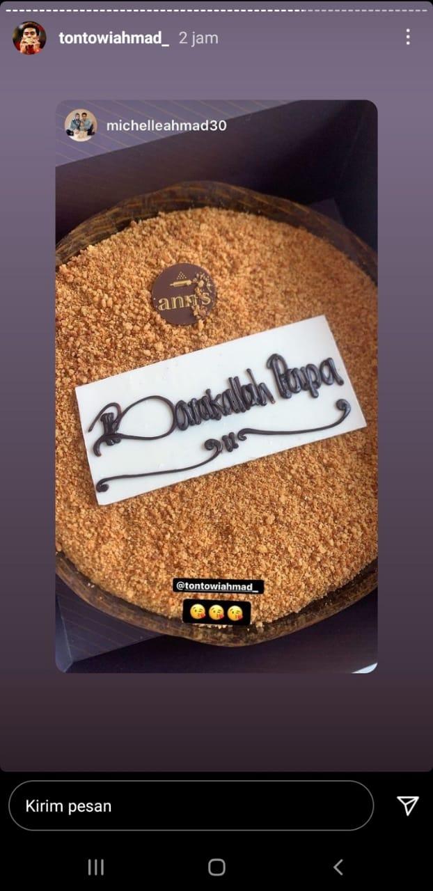 Istri Tontowi Ahmad,  Michelle Harminc, memberikan hadiah kue ulang tahun untuk sang suami. Copyright: Instagram/michelleahmad30