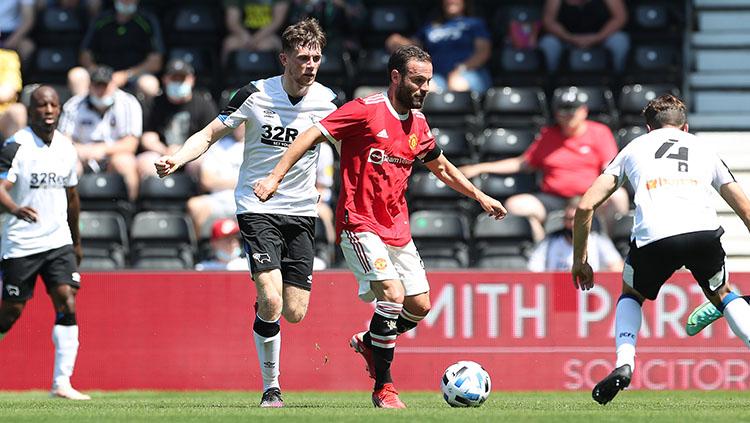 Juan Mata di laga uji coba Derby County vs Man United.