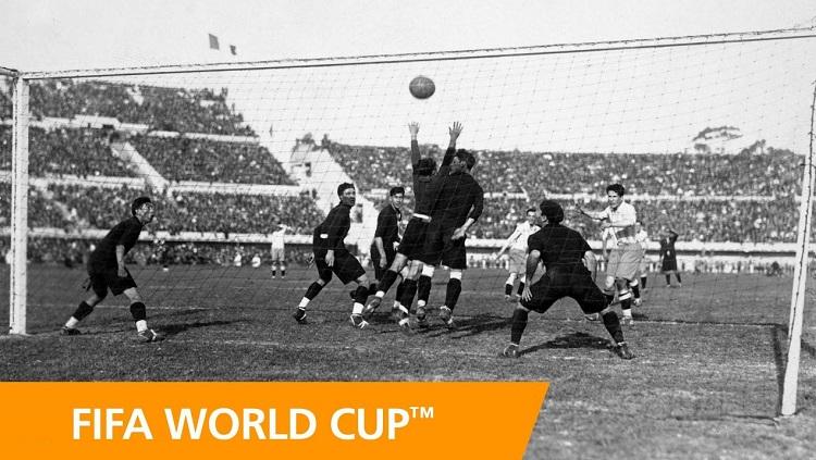 Aksi striker legendaris Argentina, Guillermo Stabile, dalam pertandingan Piala Dunia kontra Meksiko, 19 Juli 1930.