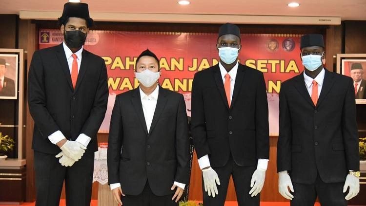 Tiga pebasket naturalisasi Indonesia, Dame Diagne, Serigne Modou Kane, dan Marques Bolden.
