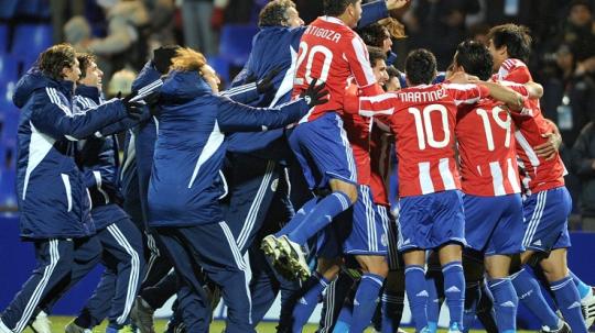 Segenap pemain Paraguay merayakan kesuksesan menembus final Copa America usai mengalahkan Venezuela via adu penalti, 20 Juli 2011.