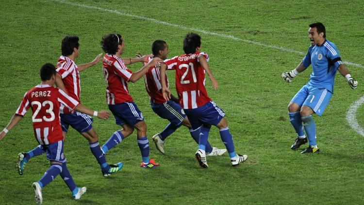 Segenap pemain Paraguay merayakan kesuksesan menembus final Copa America usai mengalahkan Venezuela via adu penalti, 20 Juli 2011. - INDOSPORT