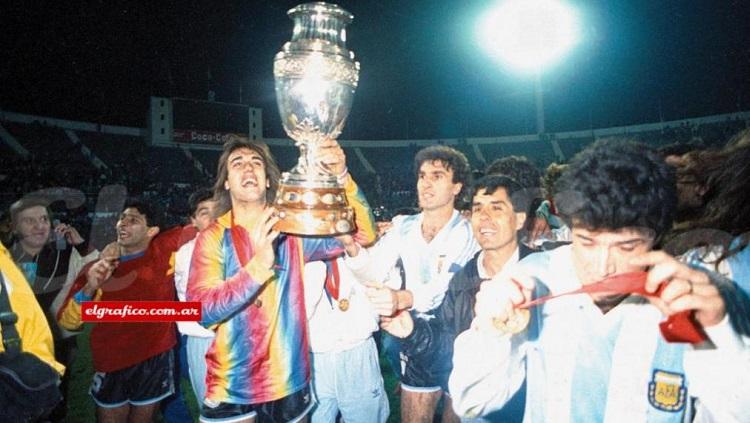 Gabriel Batistuta dan segenap pemain Argentina merayakan gelar juara Copa America, 21 Juli 1991. - INDOSPORT