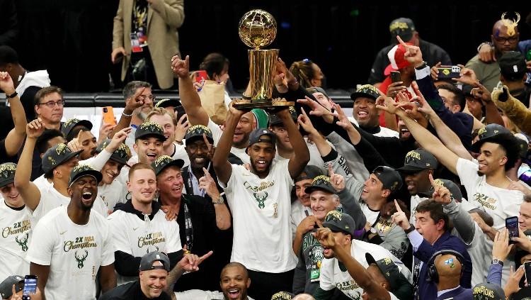 Perayaan Milwaukee Bucks usai merengkuh gelar juara NBA 2020-2021. - INDOSPORT