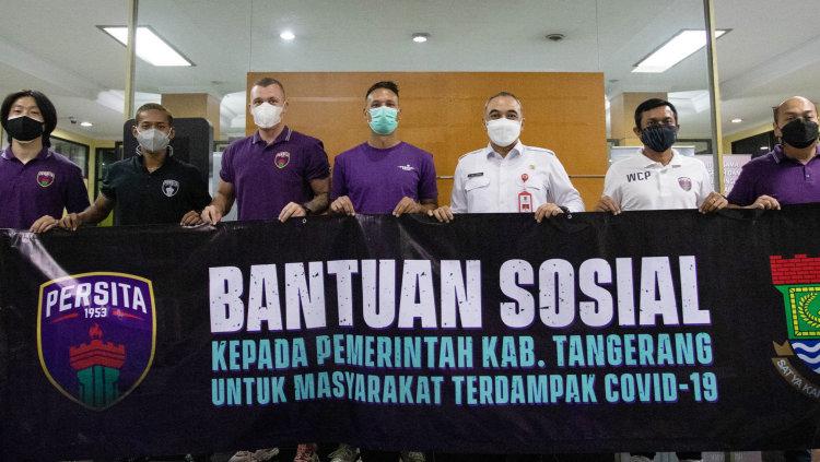 Kegiatan Persita memberikan Bantuan Sosial kepada Pemerintah Kabupaten Tangerang untuk masyarakat yang kurang beruntung.