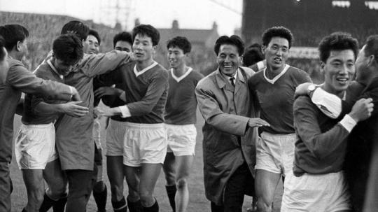 Segenap pemain Korea Utara bergembira usai melakoni pertandingan Piala Dunia 1966.