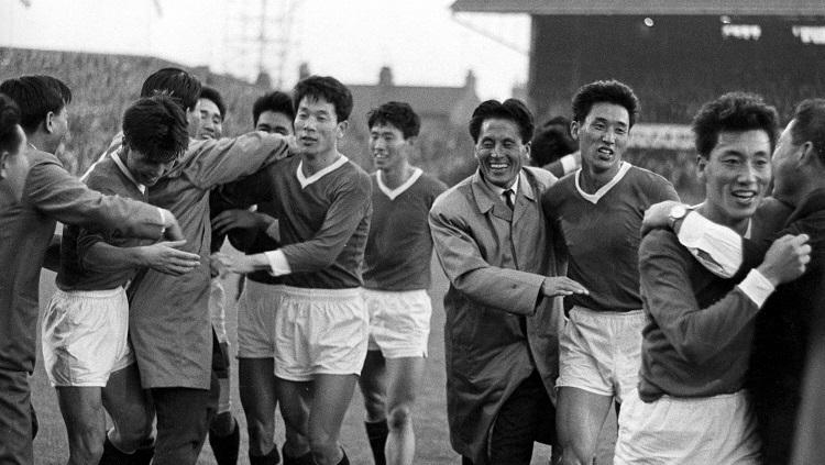 Segenap pemain Korea Utara bergembira usai melakoni pertandingan Piala Dunia 1966.