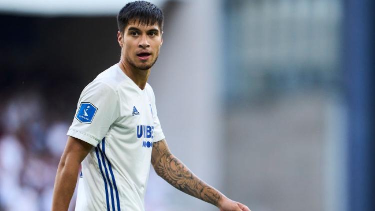 Kevin Diks, bek FC Copenhagen yang menghancurkan Manchester United di Liga Champions, tengah terbang menuju Jakarta di tengah isu dirinya bakal dinaturalisasi