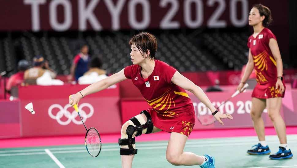 Pebulutangkis asal Jepang, Sayaka Hirota saat memakai knee brace (penyangga lutut) di Olimpiade. Copyright: twitter@badmintonupdate