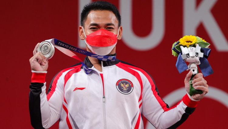 Eko Yuli menempati peringkat kedua kelas 61 kg di bawah lifter China, Li Fabin yang meraih medali emas.