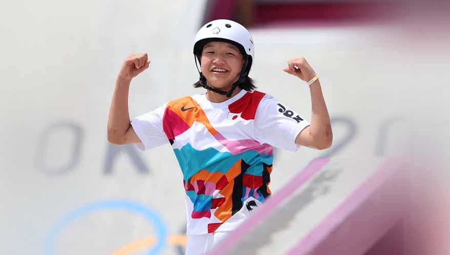 Berumur 13 tahun, Momiji Nishiya resmi jadi peraih medali emas termuda di Olimpiade Tokyo usai juarai nomor Women’s Street di cabor skateboard, Senin (26/07/21).