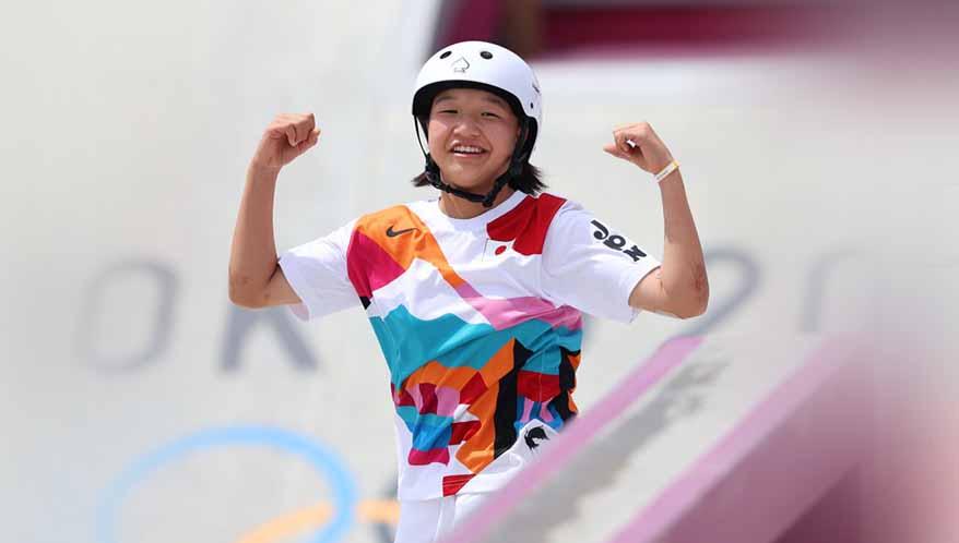 Berumur 13 tahun, Momiji Nishiya resmi jadi peraih medali emas termuda di Olimpiade Tokyo usai juarai nomor Women’s Street di cabor skateboard, Senin (26/07/21). - INDOSPORT