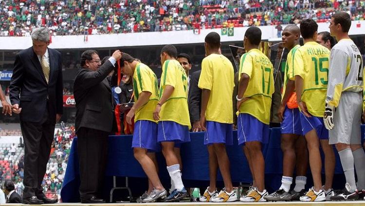 Segenap pemain Brasil menerima medali perak usai menelan kekalahan dari Meksiko dalam pertandingan final Piala Emas Concacaf, 27 Juli 2003. - INDOSPORT