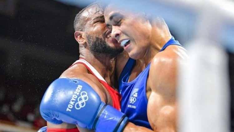 Youness Baalla saat sedang gigit kuping David Nyika petinju asal Selandia Baru di Olimpiade Tokyo 2020. - INDOSPORT