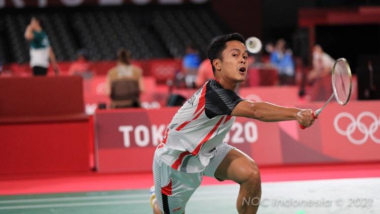 Anthony Ginting saat berlaga di babak penyisihan grup Olimpiade 2020 melawan Sergey Sirant.