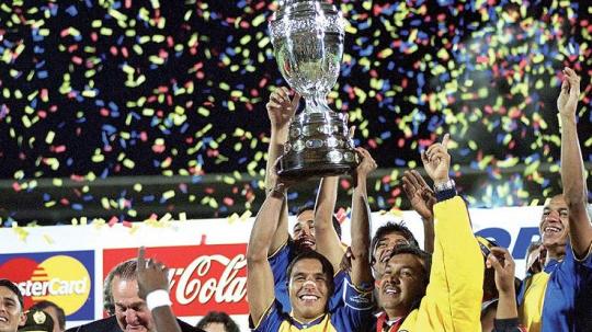 Kapten Kolombia, Ivan Cordoba, mengangkat trofi Copa America usai mengalahkan Meksiko di final, 29 Juli 2001.