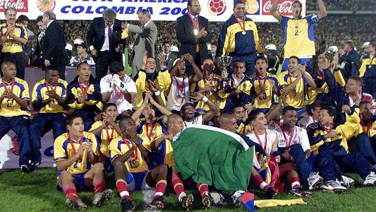 Segenap pemain Kolombia merayakan keberhasilan menjuarai Copa America usai mengalahkan Meksiko di final, 29 Juli 2001.