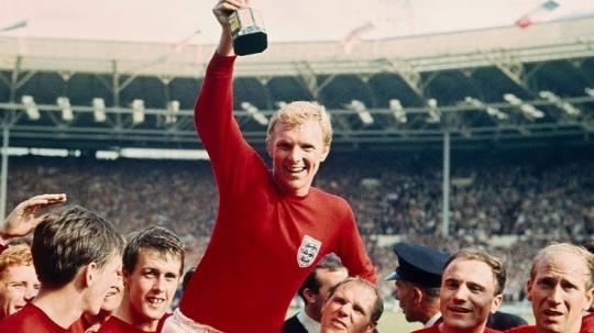 Kapten Inggris, Bobby Moore, mengangkat trofi Piala Dunia usai mengalahkan Jerman Barat di final, 30 Juli 1966.