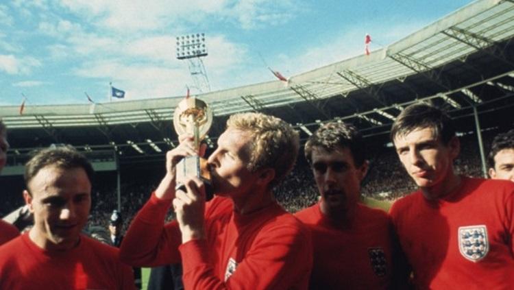 Kapten Inggris, Bobby Moore, mencium trofi Piala Dunia usai mengalahkan Jerman Barat di final, 30 Juli 1966.