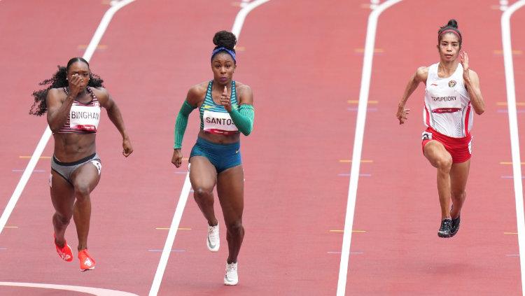 Sprinter Alvin Tehupeiory (kanan) harus menyudahi langkahnya di Olimpiade Tokyo 2020. Atlet 26 tahun itu finis di urutan terakhir babak utama nomor 100 meter putri. - INDOSPORT