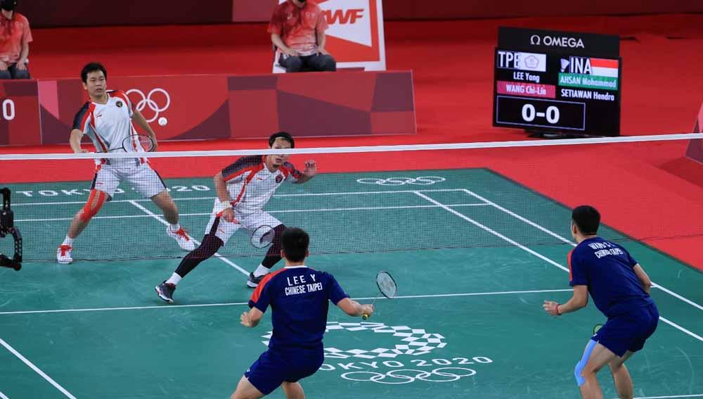 Aksi Mohammad Ahsan/Hendra Setiawan di semifinal Olimpiade Tokyo. - INDOSPORT