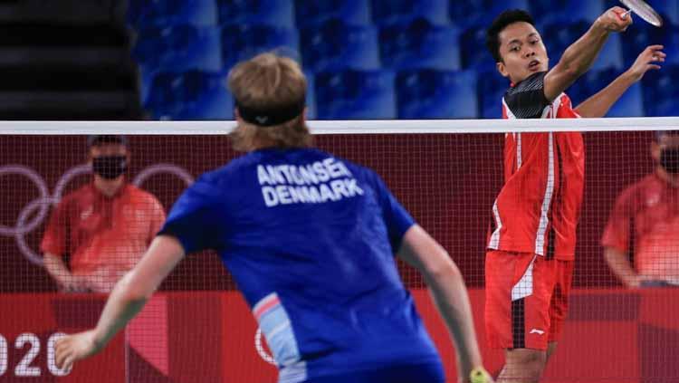 Aksi Anthony Sinisuka Ginting dalam pertandingan Olimpiade 2020 melawan Anders Antonsen, Sabtu (31/7/21). Kedua pemain akan bertemu lagi di babak 8 besar All England 2023.