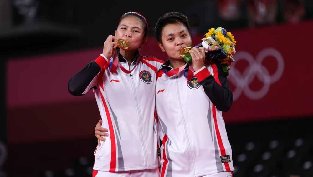 Greysia Polii/Apriyani Rahayu saat mencium medali emas nomer ganda putri Olimpiade Tokyo 2020.