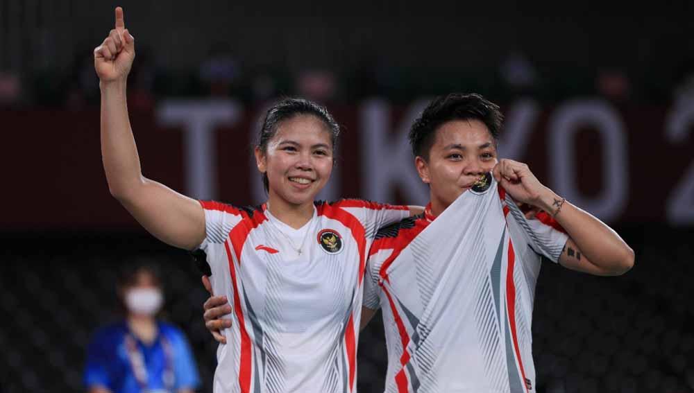 Pebulu tangkis ganda putri Indonesia, Greysia Polii memberikan 'berkat' kepada atlet Malaysia, Thinaah Muralitharan, Minggu (12/06/22) pagi. - INDOSPORT