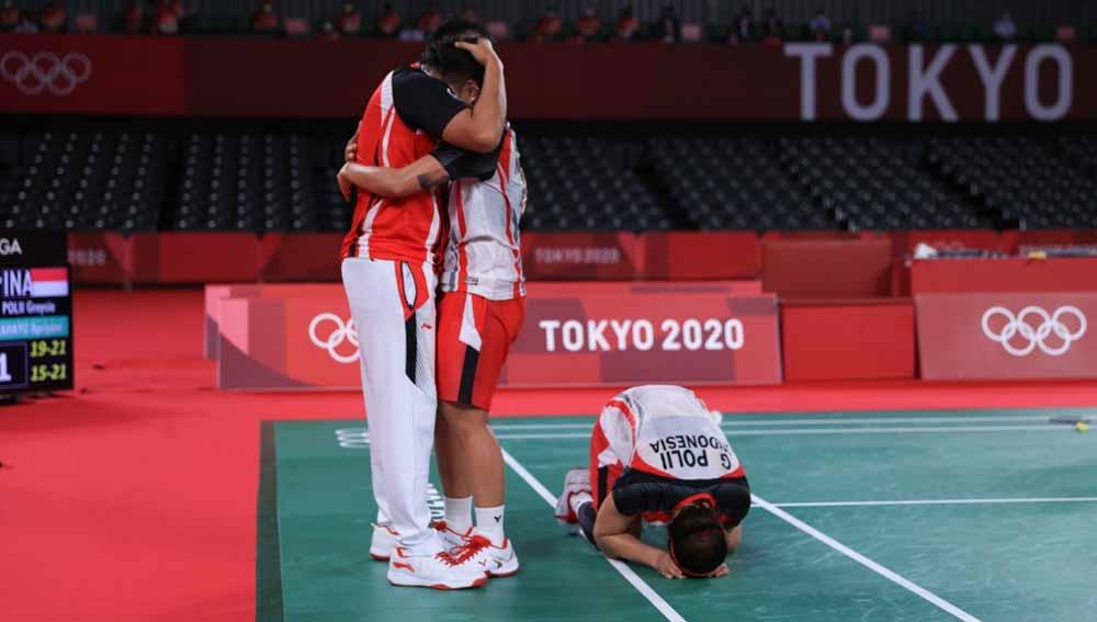 Greysia Polii/Apriyani Rahayu bersama pelatih Eng Hian saat merayakan raihan medali emas di Olimpiade Tokyo 2020. - INDOSPORT