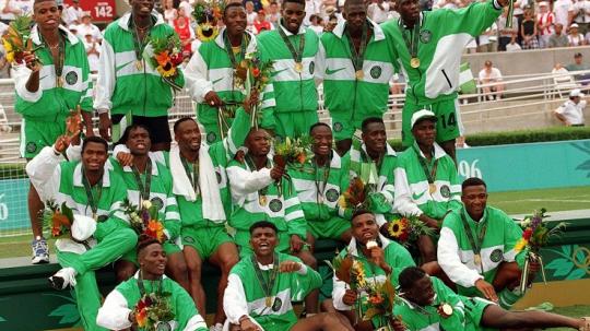 Suka cita segenap pemain Nigeria saat memastikan medali emas Olimpiade usai mengalahkan Argentina di final, 3 Agustus 1996.