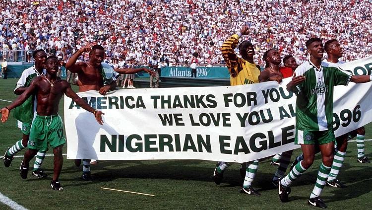 Suka cita segenap pemain Nigeria saat memastikan medali emas Olimpiade usai mengalahkan Argentina di final, 3 Agustus 1996.