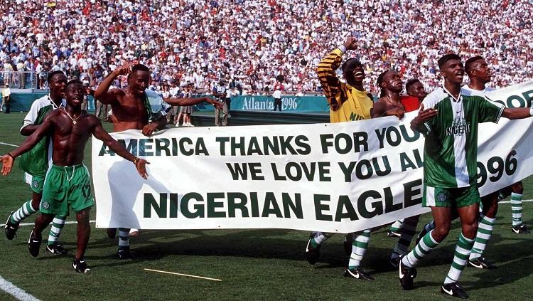 Suka cita segenap pemain Nigeria saat memastikan medali emas Olimpiade usai mengalahkan Argentina di final, 3 Agustus 1996. - INDOSPORT