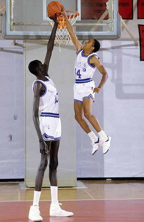 Manute Bol dan Spud Webb, pemain basket profesional Amerika. Copyright: sg.news.yahoo