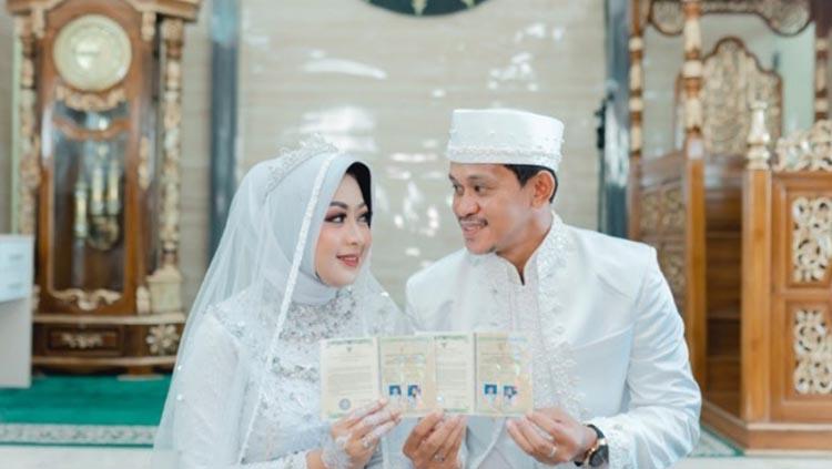 Rizky Pellu bersama Nurhennadiya Amdarista usai akad nikah di Makassar.