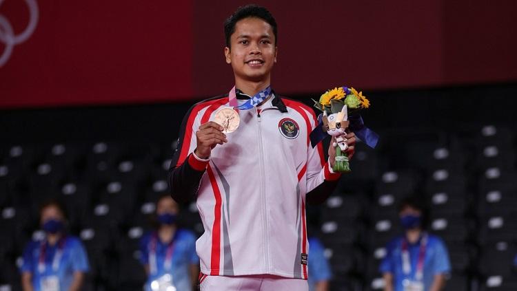 Pebulutangkis Indonesia, Anthony Ginting saat berhasil meraih medali perunggu di Olimpiade Tokyo 2020. - INDOSPORT