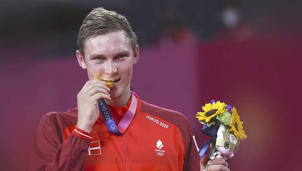 Peraih medali emas Viktor Axelsen asal Denmark berpose dengan medalinya di Olimpiade Tokyo 2020. - INDOSPORT