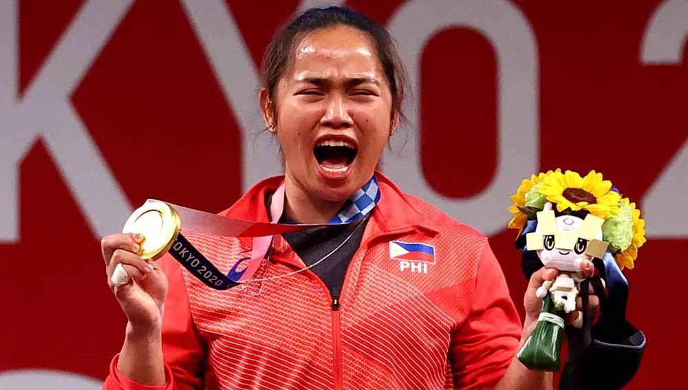 Hidilyn Diaz meraih medali emas untuk Filipina di Olimpiade Tokyo 2020. - INDOSPORT